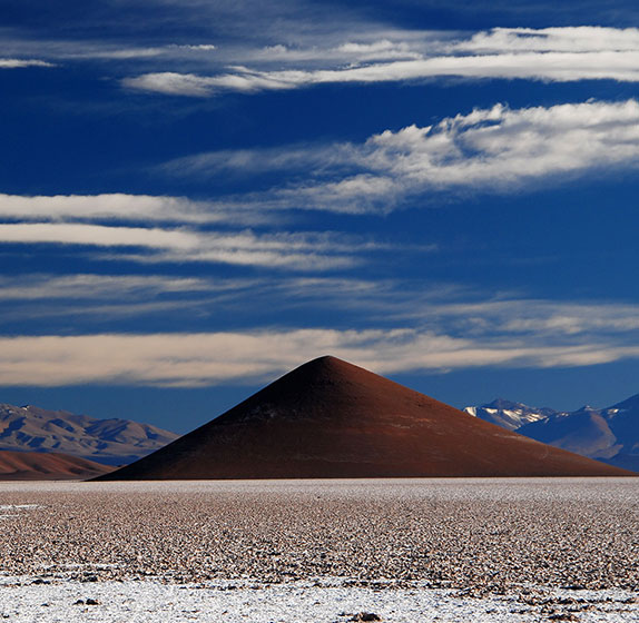Cono de Arita, Salar de Arizaro - Viaggio in Argentina, Puna Selvaggia La misteriosa piramide rocciosa del Cono de Arita, emergente dal Salar de Arizaro